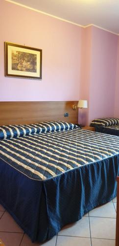 1 queen bed, 1 twin bed