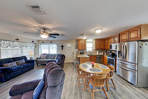 El Nanos Beach House - Remodeled Coastal Gem home - image 4