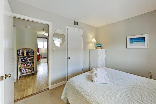 Top-Floor Corner Villa with Pools Tennis & Gym condo - image 5
