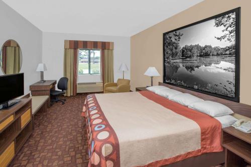 Super 8 by Wyndham Three Rivers in Three Rivers, USA