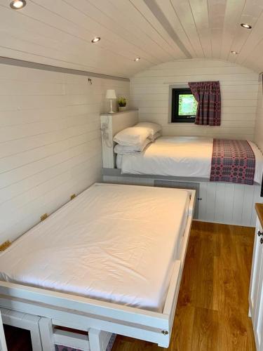 Shepherds Hut at Wern Mill - image 6