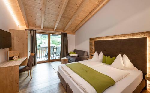 Deluxe Double Room with Balcony and Mountain View