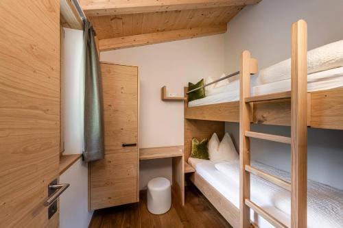 2 bedrooms, 4 beds