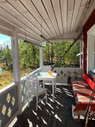 Forest Cabin in Swedish Lapland - A Retreat to Silence and Nature in Nattavaaraby