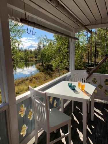 Forest Cabin in Swedish Lapland - A Retreat to Silence and Nature in Nattavaaraby