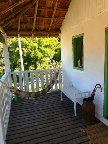 Terrazzo/balcone, Simplicidade - Uma autêntica casa de roça mineira (Simplicidade - Uma autentica casa de roca mineira) in Delfim Moreira