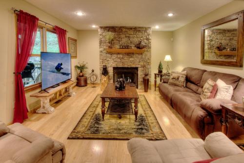 Country Roads by HoneyBearCabins 4BR 4BA Sleeps 10