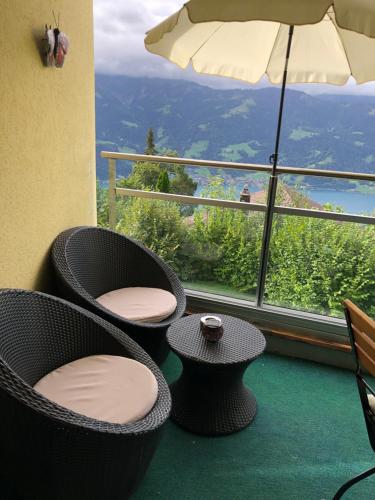 Terraza/balcón, Wohnung mit See und Bergsicht im vier Sterne Hotel in Beatenberg