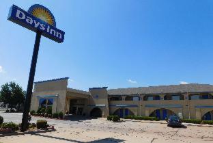 Days Inn by Wyndham Oklahoma City NW Expressway in Warr Acres, USA