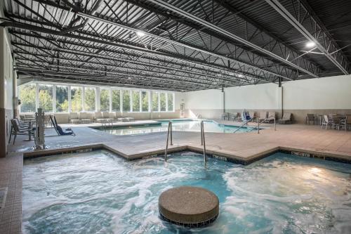 Holiday Inn Express & Suites Ludington By IHG - 수영장