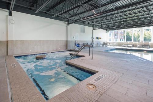 Holiday Inn Express & Suites Ludington By IHG - 수영장