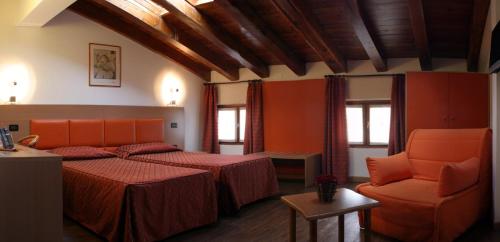 1 king bed, 2 sofa beds