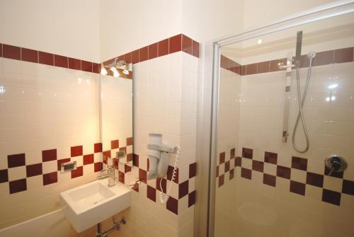Double Room image 3