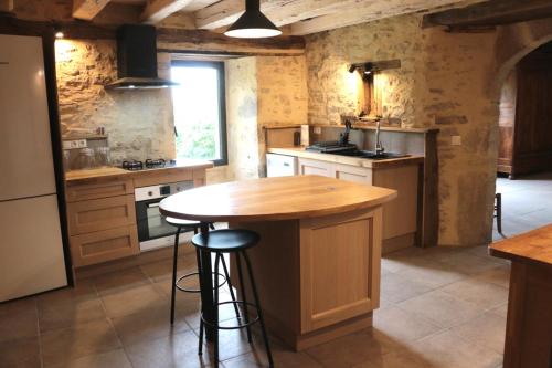 Chambre spacieuse dans maison de caractère, au calme, avec belle vue (Chambre spacieuse dans maison de caractere, au calme, avec belle vue) in Laguiole