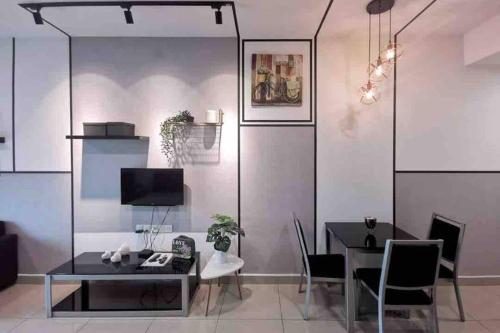 1-3Pax CozyStudio Kempas 2MIN away from EDLhighway