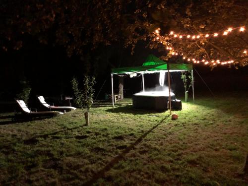 Karstais baseins, The Wing & gardens with FREE hot tub & hard tennis court at Brook Hall nr York & Leeds in Wighill