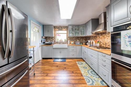 virtuve, RR Yacht Club-Private beach, Hot tub, Outdoor fun in Novato