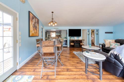 RR Yacht Club-Private beach, Hot tub, Outdoor fun
