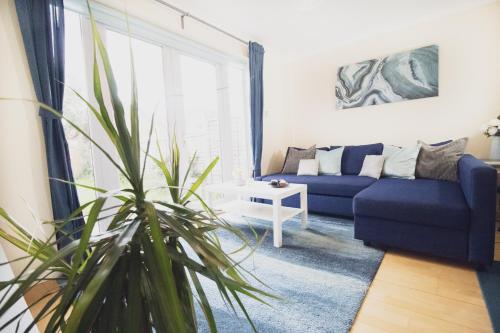 Ideal for RELOCATION FAMILIES & CONTRACTORS-home away from home, with Fast WIFI, free Parking, Smart TV by Chique Properties Ltd gîte à louer Newton Longville