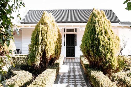 House & Cottage - Lauristina