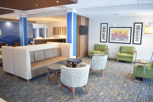 Holiday Inn Express & Suites - Boston South - Randolph, an IHG Hotel