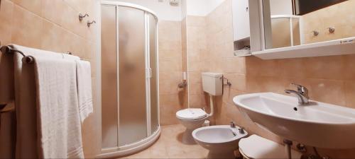 Economy Double or Twin Room image 3