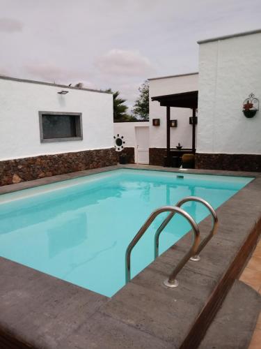 Kolam renang, Apartamento Los Chinijos in Guime