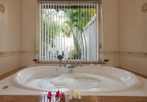 Village Austria Luxury Pool Villas - 온수 욕조
