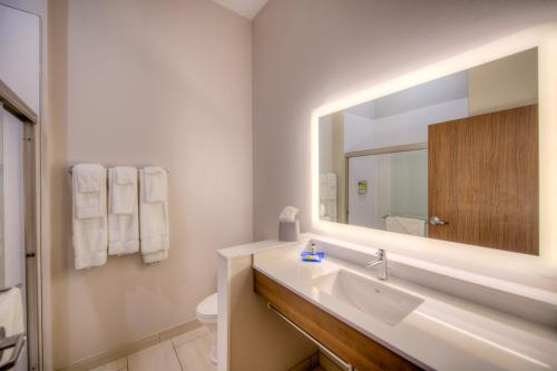 Holiday Inn Express & Suites - Remington, an IHG Hotel