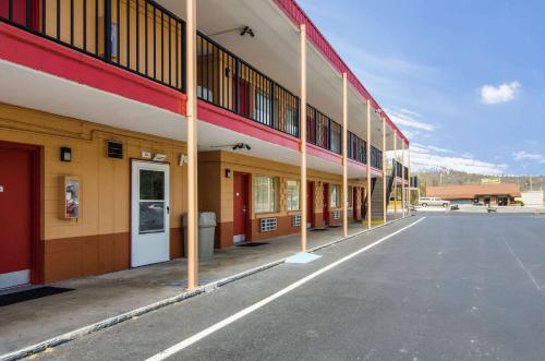 Econo Lodge Near Motor Speedway Bristol 