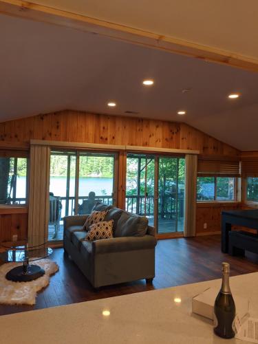 Panoramic Water Views , cozy house in Henniker ,NH - Henniker