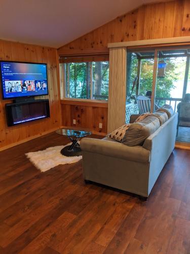 Panoramic Water Views , cozy house in Henniker ,NH