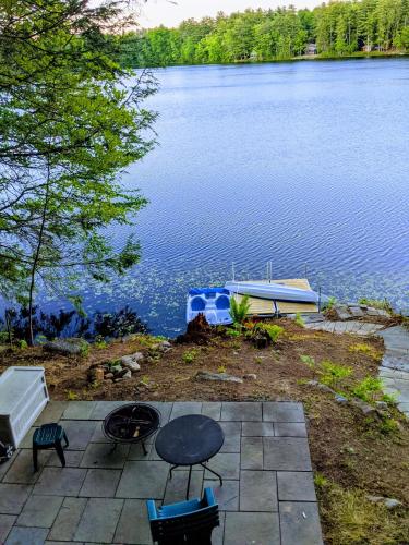 Panoramic Water Views , cozy house in Henniker ,NH