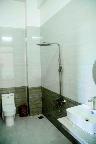 Bathroom, Chau Ngoc Vien Hotel - Bien My Khe - Quang Ngai in Thon Co Luy