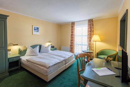 1 queen bed, 1 twin bed