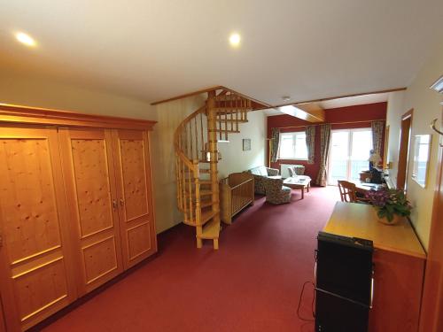 1 queen bed, 1 sofa bed