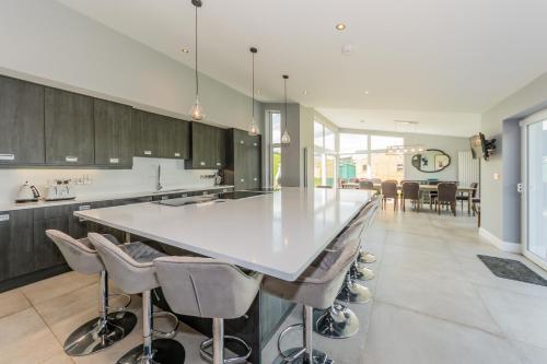 River views,Kinsale, Hosted by Exquisite holiday homes, Sleeps 26 in Cork Airport