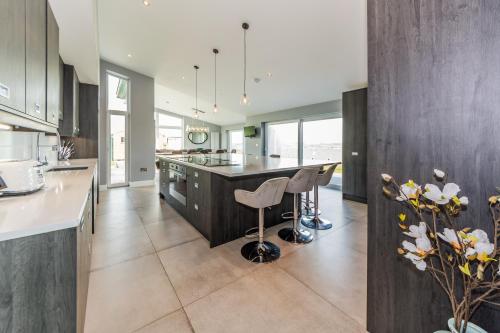 River views,Kinsale, Hosted by Exquisite holiday homes, Sleeps 26 in Cork Airport