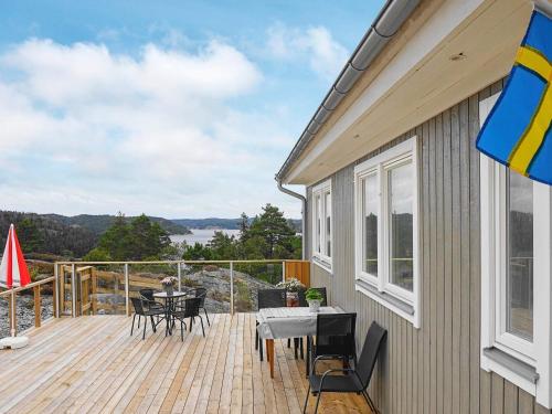 6 person holiday home in HEN N - Apartment - Henån