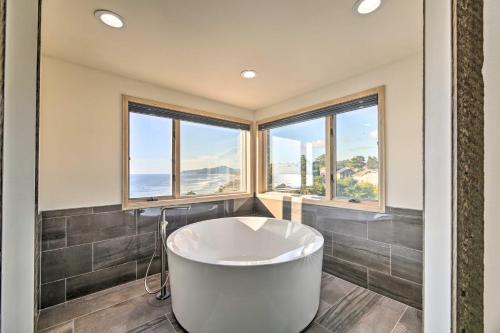 Luxurious Newport Estate with Spa and Lighthouse Views - image 10