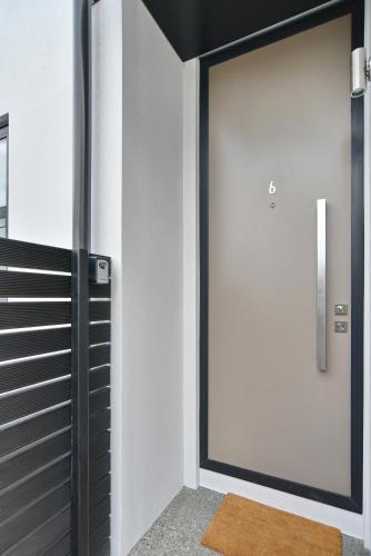Salisbury Style - Brand new city apartment - Christchurch Holiday Homes