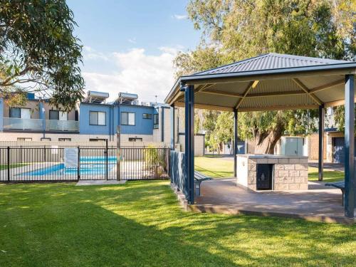 Sea Breeze - with solar heated pool in the complex - image 2