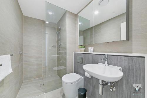 Bathroom, KOZYGURU ZETLAND HIGH LEVEL AMAZING VIEW KOZY 2BED APT + FREE PARKING NWA052 in Waterloo