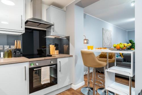 ห้องครัว, อพาร์ตเมนต์ 2 ห้องนอน 1 ห้องน้ำส่วนตัว ขนาด 75 ตร.ม. – เอมส์บิวรี เวสต์ (Pretty Apartment Near Stonehenge Amesbury Town Ctr) in แอมแมสบูรี่