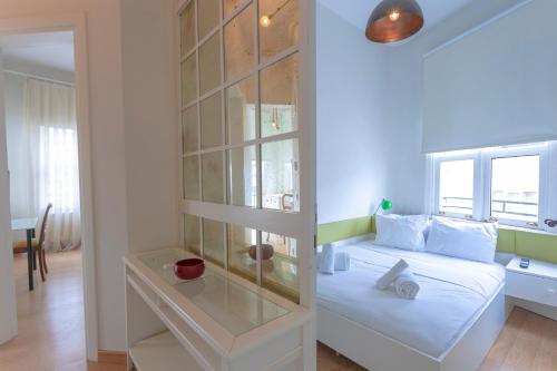 Central Apartment with Charming City View near Istiklal Street in Beyoglu