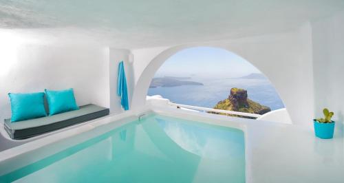 Aurora - Superior Cave Suite with Outdoor Plunge Pool & Caldera View