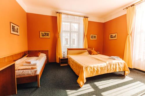 2 twin beds