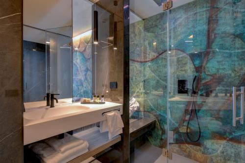 room detail thumbnail 2