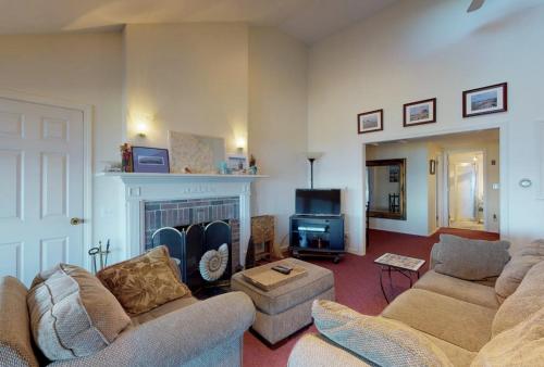 Waterfront Wonder with Bay Views Steps to Beach home - image 2
