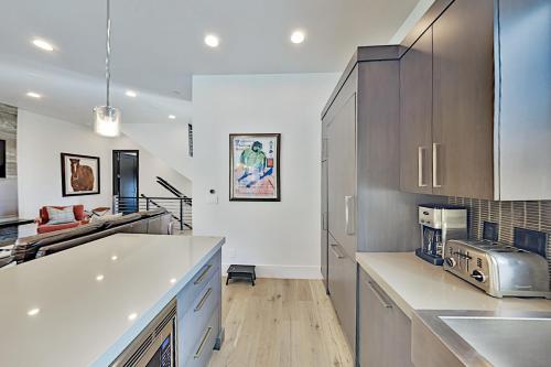Steps to Gondola! Luxe Townhome with Olympic Pool townhouse - image 5